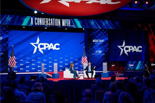 Mercedes Schlapp, investigadora principal de CPAC, y el vicepresidente JD Vance hablan durante CPAC en Oxon Hill, Maryland, el 20 de febrero de 2025. (Madalina Vasiliu/The Epoch Times)