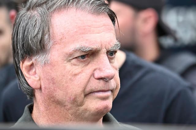 El expresidente brasileño Jair Bolsonaro sale del Hospital DF Star tras someterse a un procedimiento médico el 14 de septiembre de 2025, en Brasilia, Brasil. (Ton Molina/Getty Images)