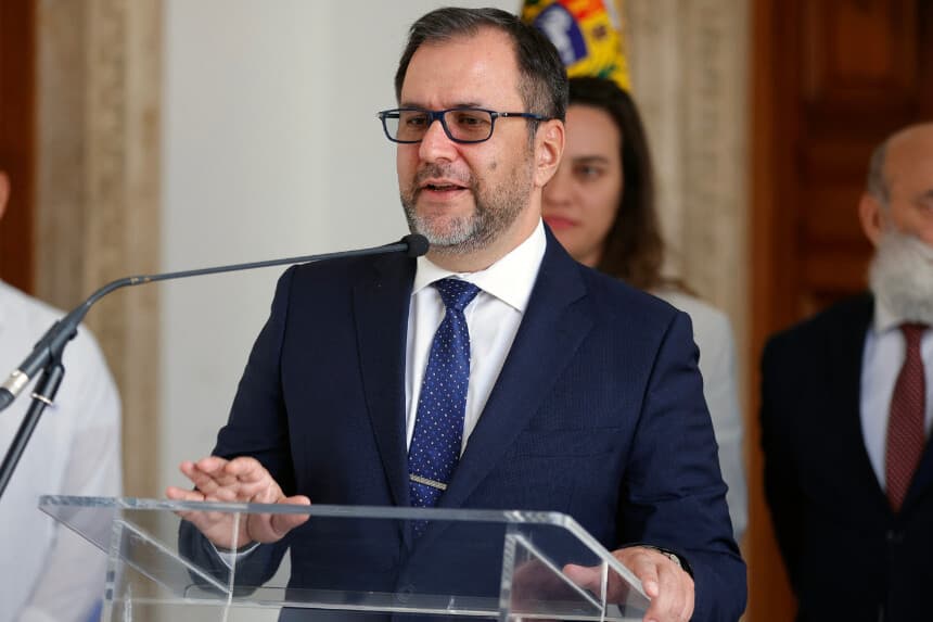 El ministro de Relaciones Exteriores de Venezuela, Yvan Gil, durante una rueda de prensa en Caracas el 22 de diciembre de 2025. (AFP vía Getty Images)