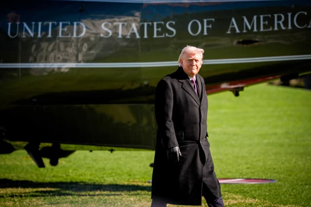 El presidente Donald Trump desciende del helicóptero Marine One a su regreso a la Casa Blanca, en Washington, el 18 de marzo de 2026. (Andrew Harnik/Getty Images)