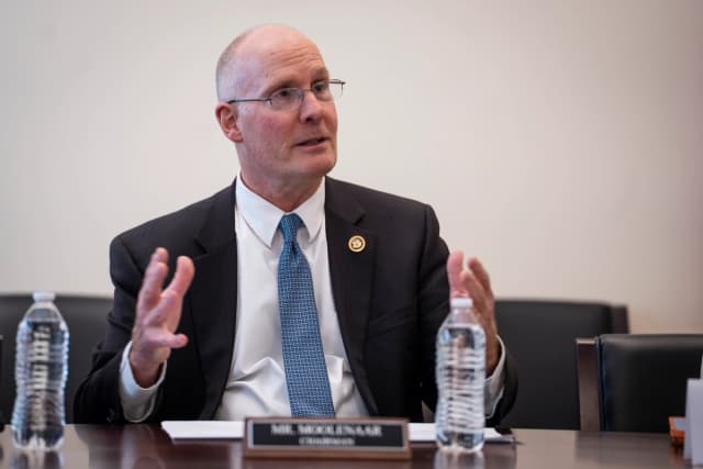 El presidente del Comité Selecto de la Cámara de Representantes sobre el Partido Comunista Chino, el congresista John Moolenaar (republicano por Michigan), habla en una conferencia de prensa en el Capitolio en Washington el 19 de marzo de 2026. (Madalina Kilroy/The Epoch Times)