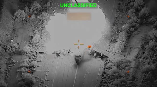 Un objetivo iraní es alcanzado, en un fotograma de un video publicado el 25 de marzo de 2026. (Comando Central de EE. UU.)