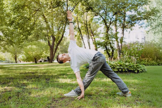 Estiramientos para relajar la fascia tensa. (Nata Navo/Shutterstock).