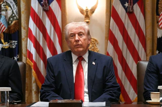 El presidente de Estados Unidos, Donald Trump, preside una reunión del gabinete en la Sala del Gabinete de la Casa Blanca el 26 de marzo de 2026. (Jim WATSON / AFP vía Getty Images)