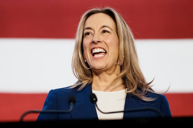 La candidata demócrata a la gobernación de Nueva Jersey, la diputada Mikie Sherrill (D-NJ), pronuncia unas palabras en la fiesta para seguir los resultados electorales celebrada en el Hotel Hilton East Brunswick el 4 de noviembre de 2025 en East Brunswick, Nueva Jersey. (Eduardo Muñoz Álvarez/Getty Images).