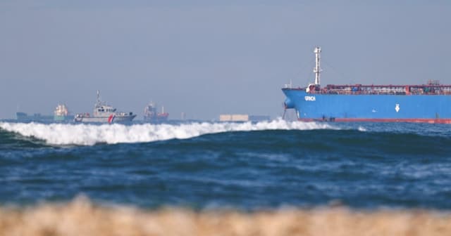 Un buque de la armada francesa vigila al presunto petrolero Grinch, perteneciente a una flota clandestina, en el golfo de Fos-sur-Mer, cerca de Martigues, Francia, el 25 de enero de 2026. (Manon Cruz/Reuters)