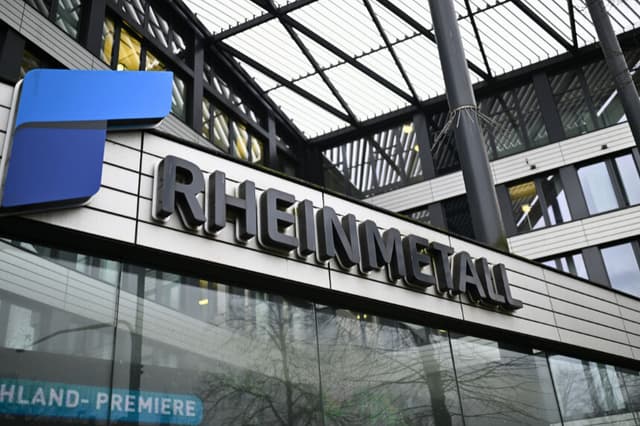 El logotipo del fabricante alemán de automóviles y armamento Rheinmetall aparece en la imagen antes de una rueda de prensa virtual para presentar sus resultados anuales de 2025 en la sede de la empresa en Düsseldorf, al oeste de Alemania, el 11 de marzo de 2026. (Foto de INA FASSBENDER / AFP vía Getty Images).