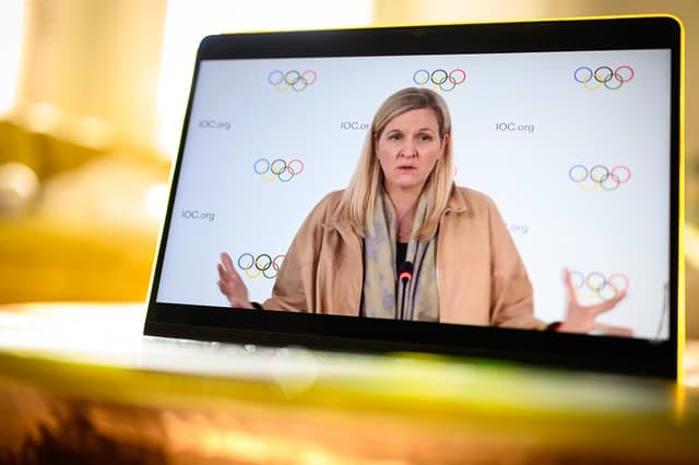En esta ilustración fotográfica, se ve a la presidenta del COI, Kirsty Coventry, en la pantalla de una computadora mientras habla en una rueda de prensa transmitida en vivo desde Lausana, Suiza, sobre la prohibición recientemente anunciada de que los atletas transgénero participen en competiciones femeninas a partir del 26 de marzo de 2026, tal como se ve en Londres, Reino Unido. (Leon Neal/Getty Images)
