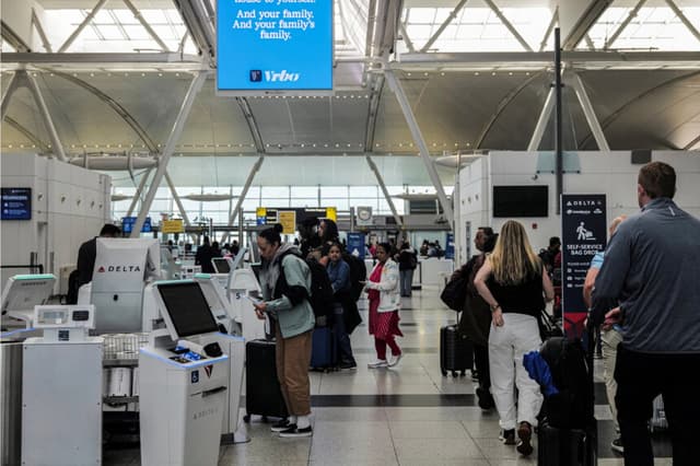 Viajeros en una zona de facturación del Aeropuerto Internacional John F. Kennedy de la ciudad de Nueva York el 7 de mayo de 2025. (Jeenah Moon/Reuters)