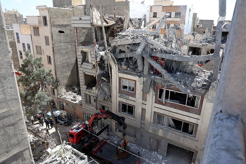 Los bomberos buscan víctimas e inspeccionan los daños en un edificio residencial en el sur de Teherán el 27 de marzo de 2026, casi un mes después del inicio de la guerra en Oriente Medio.(Foto de AFP vía Getty Images)