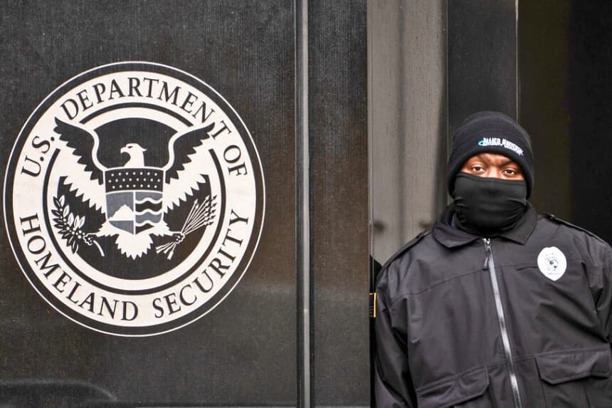 Proyecto de ley de California reanuda esfuerzos para que agentes federales dejen de usar máscaras