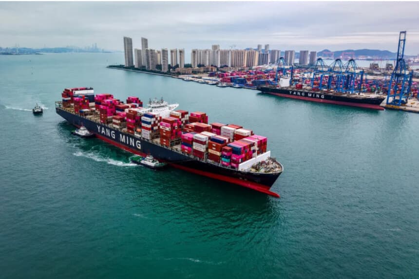 Un buque de carga entra en el puerto de Qingdao, en la provincia china de Shandong, el 13 de octubre de 2025. (AFP vía Getty Images).