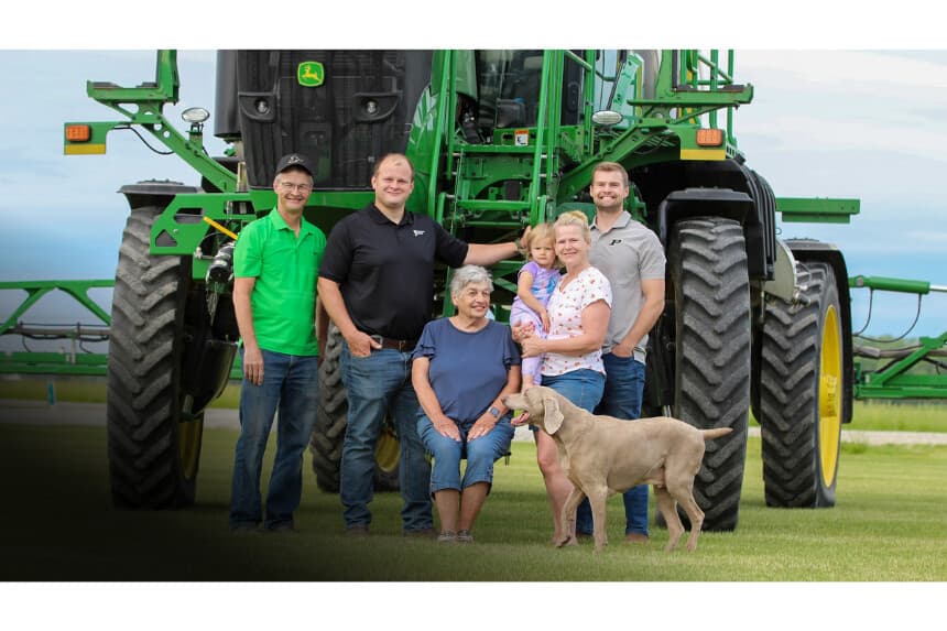 (De izquierda a derecha) Doug, Tyler, Carolyn, Charlee, Nanette y Luke Everett posan delante de una cosechadora en Everett Farms, en Lebanon (Indiana), el 22 de mayo de 2024. (Cortesía de Tyler Everett)