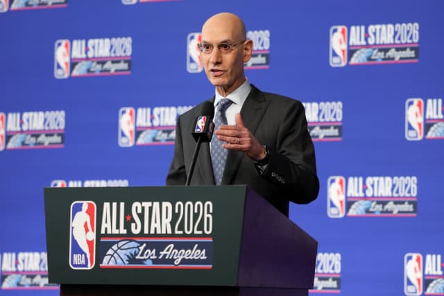 El comisionado de la NBA, Adam Silver, habla en una conferencia de prensa durante el Fin de Semana de las Estrellas en el Intuit Dome en Inglewood, California, el 14 de febrero de 2026. (Ryan Sirius Sun/Getty Images)