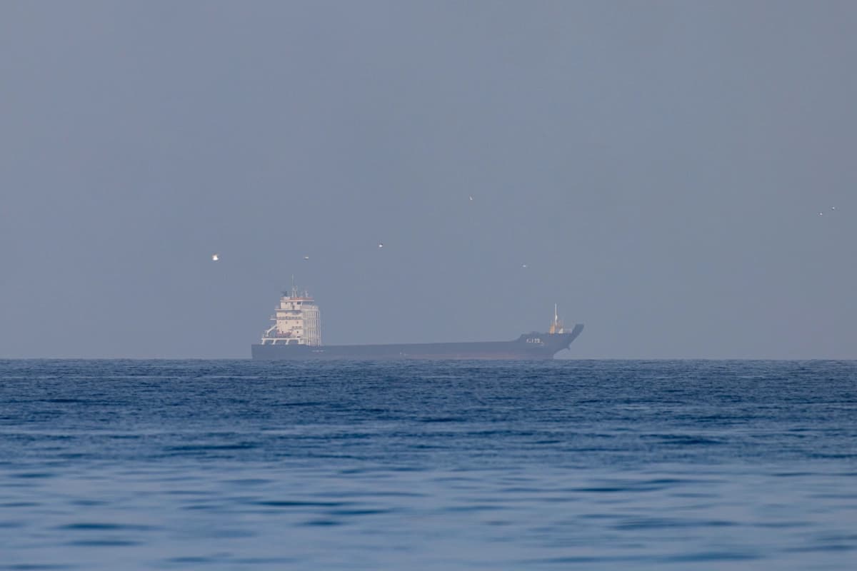 El buque de carga Ali 25 en el Golfo Pérsico, cerca del estrecho de Ormuz, en el norte de Ras al Khaimah, Emiratos Árabes Unidos, el 22 de marzo de 2026. (Stringer/Getty Images)