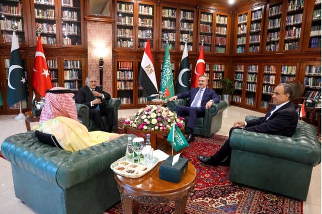 Los ministros de Asuntos Exteriores Badr Abdelatty, de Egipto; el príncipe Faisal bin Farhan Al Saud, de Arabia Saudí; Ishaq Dar, de Pakistán, y Hakan Fidan, de Turquía, se reúnen para debatir la distensión regional, en medio de la guerra entre Estados Unidos e Israel contra Irán, en Islamabad, Pakistán, el 29 de marzo de 2026. (Muammer Tan/Imagen facilitada por el Ministerio de Asuntos Exteriores turco a través de Reuters)