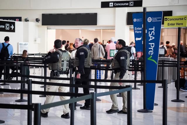 Los viajeros hacen cola en la zona de control de seguridad del Aeropuerto Internacional del Suroeste de Florida, en Fort Myers, Florida, el 23 de marzo de 2026, mientras el Departamento de Seguridad Nacional despliega a agentes de Inmigración y Control de Aduanas para ayudar a la Administración de Seguridad en el Transporte en algunos aeropuertos. (Jacob Burg/The Epoch Times)