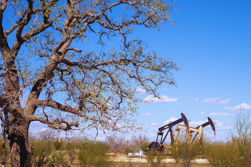 Bombas de bombeo en funcionamiento en un campo el 11 de marzo de 2026 en Gillett, Texas. (Brandon Bell/Getty Images)