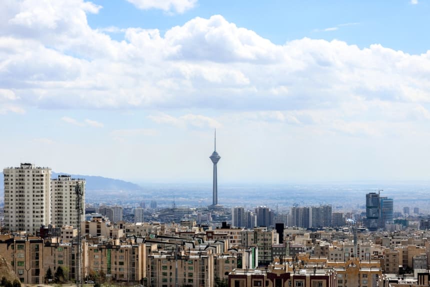 La Torre Milad, la torre más alta de Irán con 435 metros, se observa en el horizonte de Teherán desde un parque con vistas al norte de la capital iraní, el 30 de marzo de 2026. (AFP vía Getty Images)