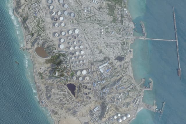 Una imagen de satélite muestra una terminal petrolera en la isla de Kharg, Irán, el 25 de febrero de 2026. (2026 Planet Labs PBC/Imagen facilitada por Reuters).