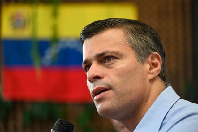 El líder de la oposición venezolana, Leopoldo López, pronuncia un discurso en un acto con ciudadanos venezolanos sobre la situación política de Venezuela ante las elecciones de noviembre, en la ciudad de Guatemala, el 14 de octubre de 2021. (JOHAN ORDONEZ/AFP vía Getty Images)