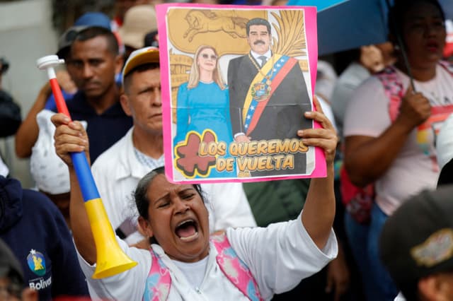 Simpatizantes del derrocado presidente venezolano Nicolás Maduro, incluyendo trabajadores del sector salud, participan en una manifestación hacia la sede de la ONU en Caracas para exigir su liberación, el 22 de enero de 2026. (Pedro MATTEY / AFP vía Getty Images)