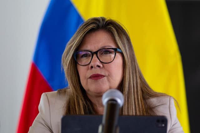 La fiscal general de Colombia, Luz Adriana Camargo, observa durante una rueda de prensa sobre la situación en el Catatumbo, en Bogotá el 23 de enero de 2025. (ALEJANDRO MARTÍNEZ/AFP vía Getty Images)