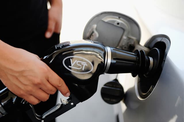 Un hombre repostaba gasolina en una gasolinera 76 el 16 de julio de 2013 en Los Ángeles, California. (Kevork Djansezian/Getty Images)