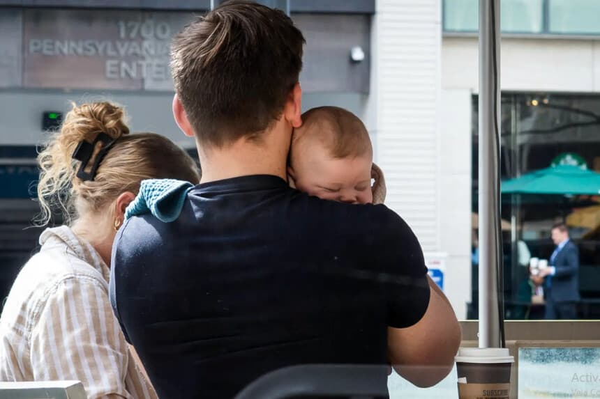 Un hombre sostiene a un bebé frente a una cafetería en Washington el 11 de marzo de 2026. Se espera que los magistrados de la Corte Suprema analicen el significado de la cláusula de ciudadanía de la 14.ª Enmienda, incluyendo si el mero hecho de nacer dentro de las fronteras de Estados Unidos es suficiente para obtener la ciudadanía. (Madalina Kilroy/The Epoch Times).