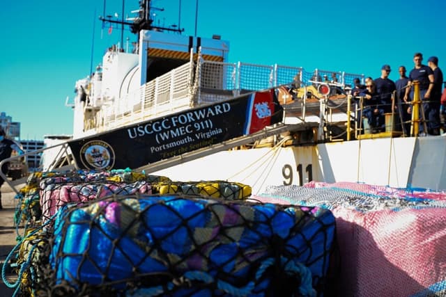 La tripulación del USCGC Forward descarga drogas ilegales por valor de más de 49.3 millones de dólares en Port Everglades, Florida, el 19 de marzo de 2026. (Marinero Christopher Moret/Guardia Costera de EE. UU.)