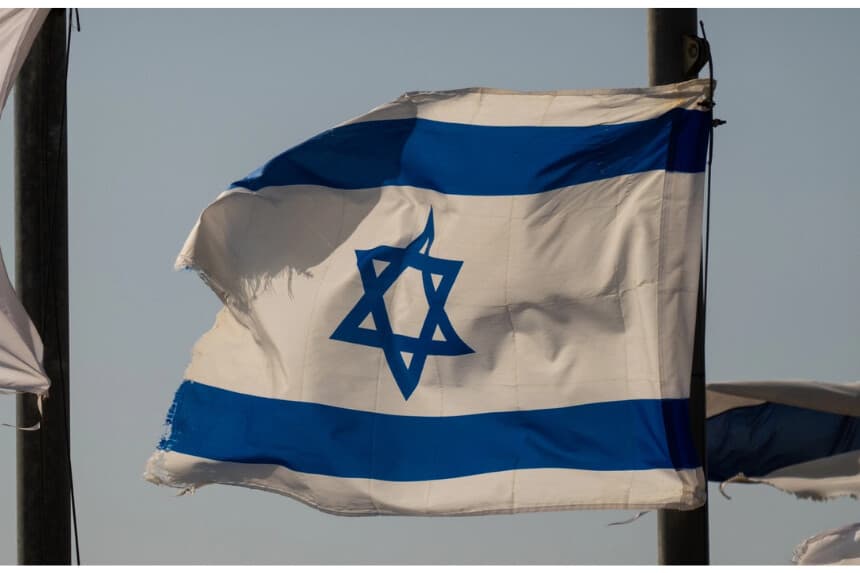 La bandera de Israel ondea en Sderot, Israel, el 19 de noviembre de 2025. (John Fredricks/The Epoch Times)
