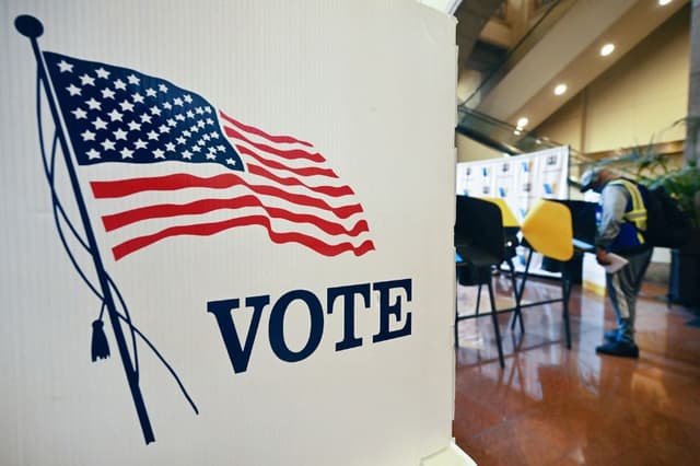 Los votantes emitieron sus votos en un centro electoral de Los Ángeles el 4 de noviembre de 2025, donde la Proposición 50 era la única medida sometida a votación en las elecciones especiales del estado. (FREDERIC J. BROWN/AFP vía Getty Images)