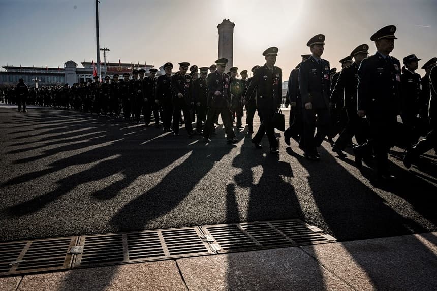 Delegados militares chinos llegan a la segunda sesión plenaria de la Asamblea Popular Nacional en el Gran Salón del Pueblo de Beijing el 8 de marzo de 2024. (Kevin Frayer/Getty Images)