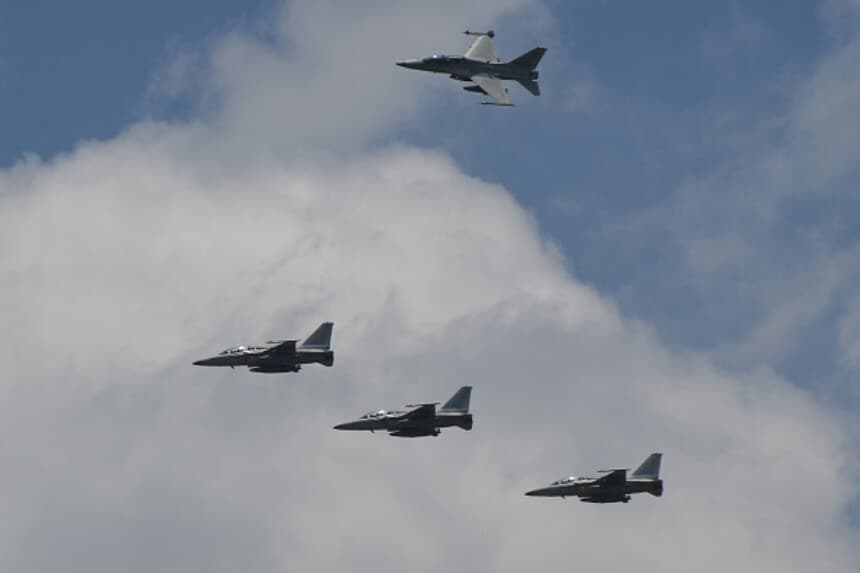 Aviones de combate F-16 de la Fuerza Aérea de EE. UU. vuelan en formación durante el ejercicio militar conjunto de las Fuerzas Aéreas de EE. UU. y Filipinas, denominado "Cope Thunder", en la antigua base aérea estadounidense de Clark, en la ciudad de Ángeles, provincia de Pampanga, al norte de Manila, el 9 de mayo de 2023. (TED ALJIBE/AFP vía Getty Images).