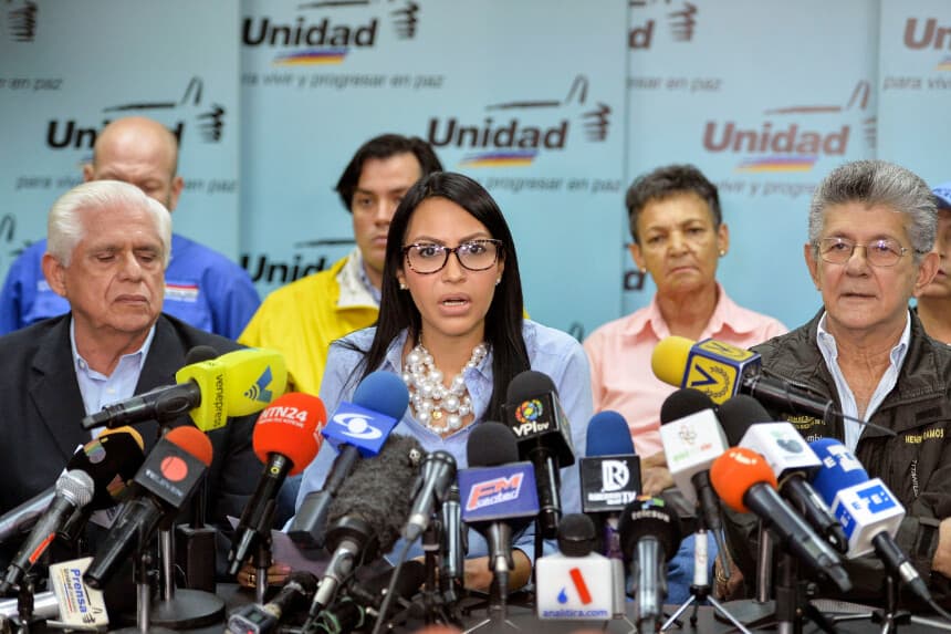 La portavoz de la Mesa de la Unidad Democrática (MUD), Delsa Solórzano (C), habla con los periodistas durante una rueda de prensa en Caracas, el 3 de mayo de 2018. (LUIS ROBAYO/AFP vía Getty Images)