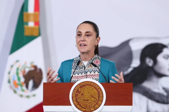 La presidenta de México, Claudia Sheinbaum, habla durante una rueda de prensa este martes, en el Palacio Nacional, en Ciudad de México. (EFE/Mario Guzmán)