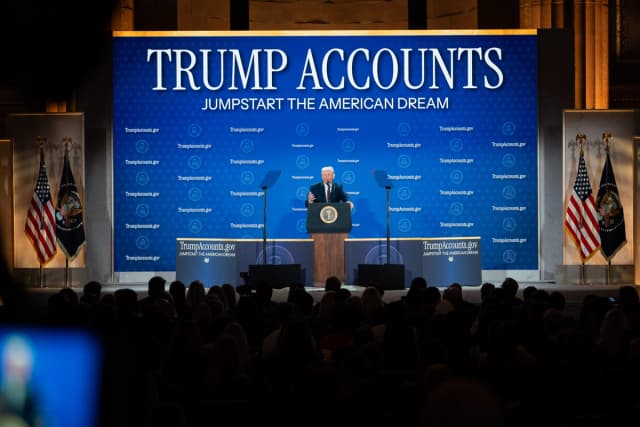 El presidente Trump pronuncia un discurso durante la cumbre de Trump Accounts en el auditorio Andrew W. Mellon en Washington el 28 de enero de 2026. (Madalina Kilroy/The Epoch Times)
