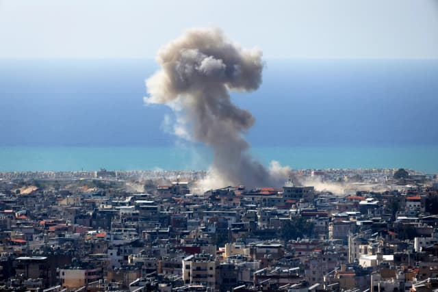 El humo se eleva desde el lugar de un ataque aéreo israelí que tuvo como objetivo una zona en los suburbios del sur de la capital libanesa, Beirut, el 17 de marzo de 2026. (Ibrahim Amro/AFP vía Getty Images)
