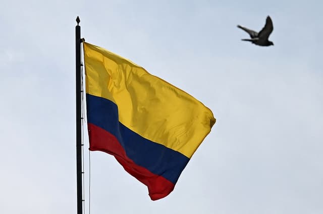 Una bandera colombiana ondea en el Congreso de Colombia, en Bogotá, el 5 de marzo de 2026. (Raúl ARBOLEDA / AFP vía Getty Images)