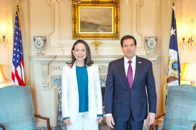 Fotografía cedida por el Departamento de Estado de Estados Unidos donde aparece su secretario, Marco Rubio, y la líder opositora de Venezuela, María Corina Machado, posando durante una reunión este martes, en Washington (EFE/ Freddie Everett/ Departamento de Estado EEUU)
