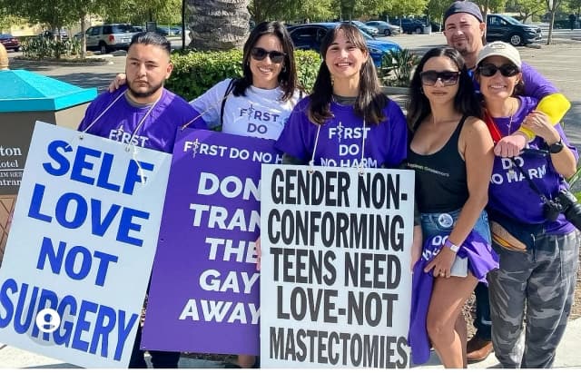 Manifestantes que se oponen a los procedimientos médicos de reasignación de género para jóvenes el 7 de octubre de 2022. (Cortesía de TreVoices.Org/Scott Newgent)