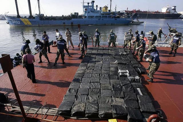 Imagen de archivo de miembros de la Armada de México descargan paquetes de cocaína de una lancha en el puerto de Salina Cruz, en el estado de Oaxaca.(Juan Carlos REYES/AFP vía Getty Images)