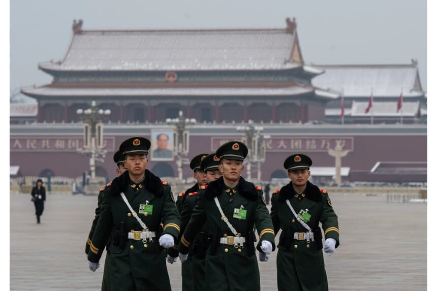 Miembros de la Policía Armada Popular marchan frente a un retrato del exlíder chino Mao Zedong en la Plaza de Tiananmen en Beijing el 5 de marzo de 2026. (Kevin Frayer/Getty Images)