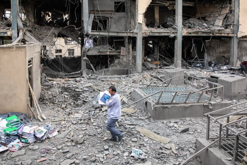 Personas trabajan para recuperar objetos del lugar de un ataque estadounidense-israelí en Teherán, Irán, el 29 de marzo de 2026. (Majid Saeedi/Getty Images)