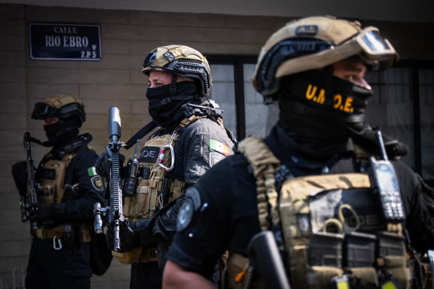 Fuerzas Especiales mexicanas montan guardia en el lugar donde un oficial de policía resultó herido durante un operativo contra la extorsión en la Ciudad de México, el 18 de diciembre de 2025. (Carl de Souza / AFP vía Getty Images)