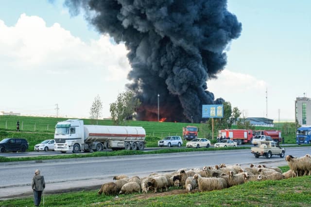 El humo se eleva desde un almacén de petróleo situado en las afueras de Erbil, la capital de la Región del Kurdistán iraquí, tras un presunto ataque con drones el 1 de abril de 2026. (Gailan Haji / Middle East Images / AFP vía Getty Images).
