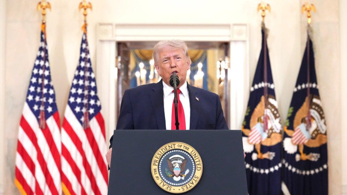 El presidente de Estados Unidos, Donald Trump, habla sobre la guerra con Irán desde el Cross Hall de la Casa Blanca el 1 de abril de 2026. (Alex Brandon/Getty Images).