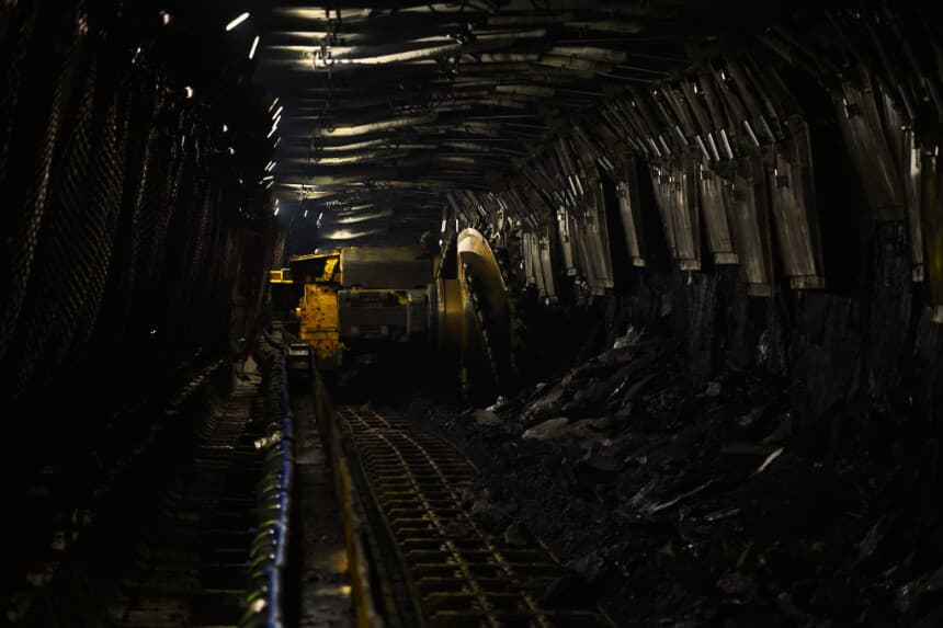 Se observa una máquina cortadora de carbón en las profundidades de la mina de carbón de Xiaobaodang durante una visita de los medios de comunicación a las minas de carbón, cerca de Yulin, en la provincia de Shaanxi, al norte de China, el 26 de abril de 2023. (WANG ZHAO/AFP vía Getty Images)