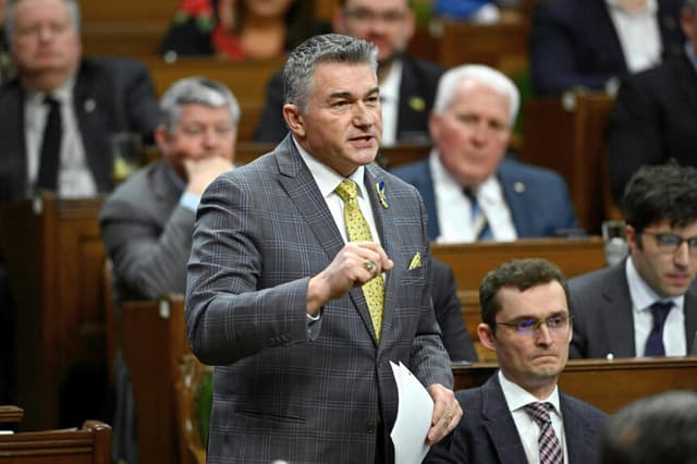 El diputado conservador James Bezan se pone de pie durante el turno de preguntas en la Cámara de los Comunes, en el Parlamento de Ottawa, el 29 de febrero de 2024. (The Canadian Press/Justin Tang).