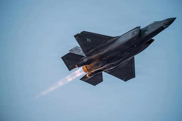 Un F-35 de la Fuerza Aérea de EE. UU. despega en Medio Oriente en el marco de la Operación Furia Épica, el 2 de marzo de 2026. (Fuerza Aérea de EE. UU.)